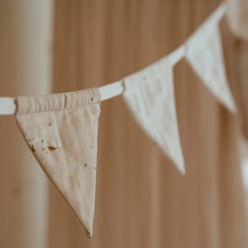 Slinger met vlaggetjes - Beige - Newborn Naturals - Little Goose
